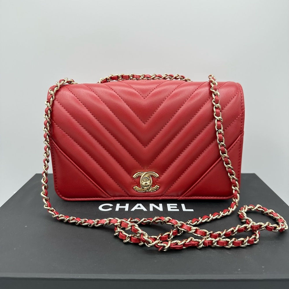 This is a 100% authentic CHANEL Calfskin Chevron Small Flap handbag in 19A Red.